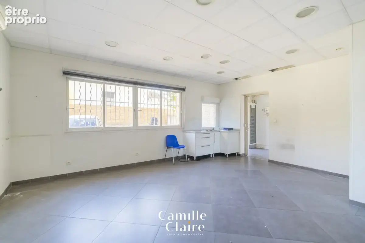 Local professionnel 142m2 + 3 stationnements + cour privative - photo 3