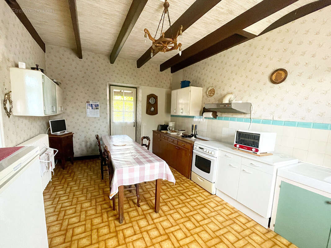 Maison à CHATEAUNEUF-DU-FAOU