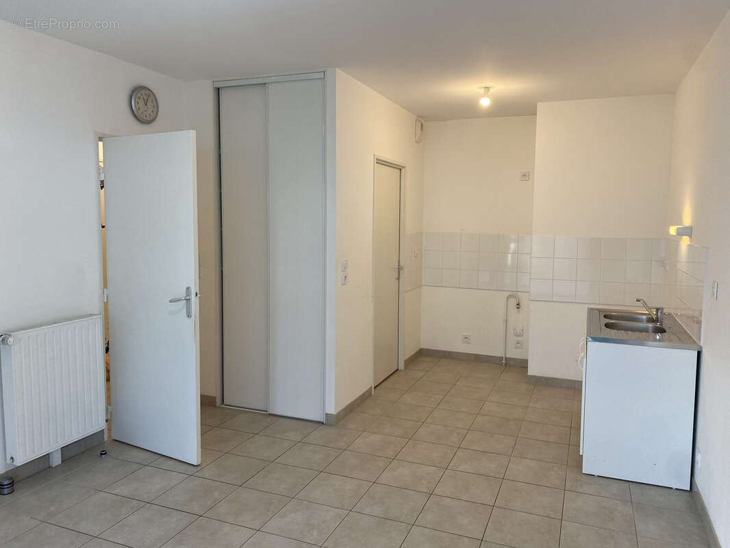 Appartement T2 en rez-de-jardin - cabanon et carport de stationnement - photo 3