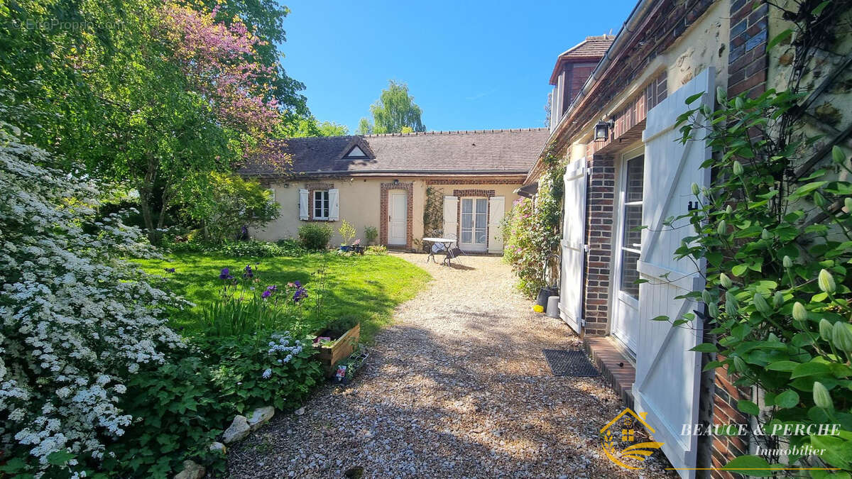 Maison à COMBRES