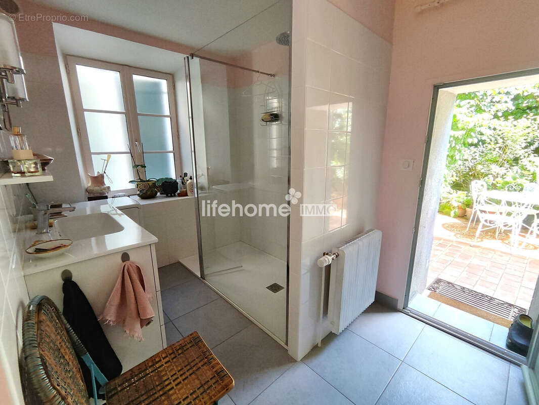 salle d&#039;eau avec wc - Maison à ISSOUDUN