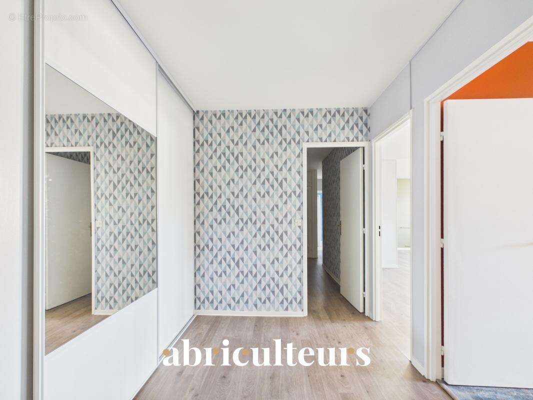 Appartement traversant avec loggia, parking et cave en vente au Plessis-Bouchard 95130 - photo 7