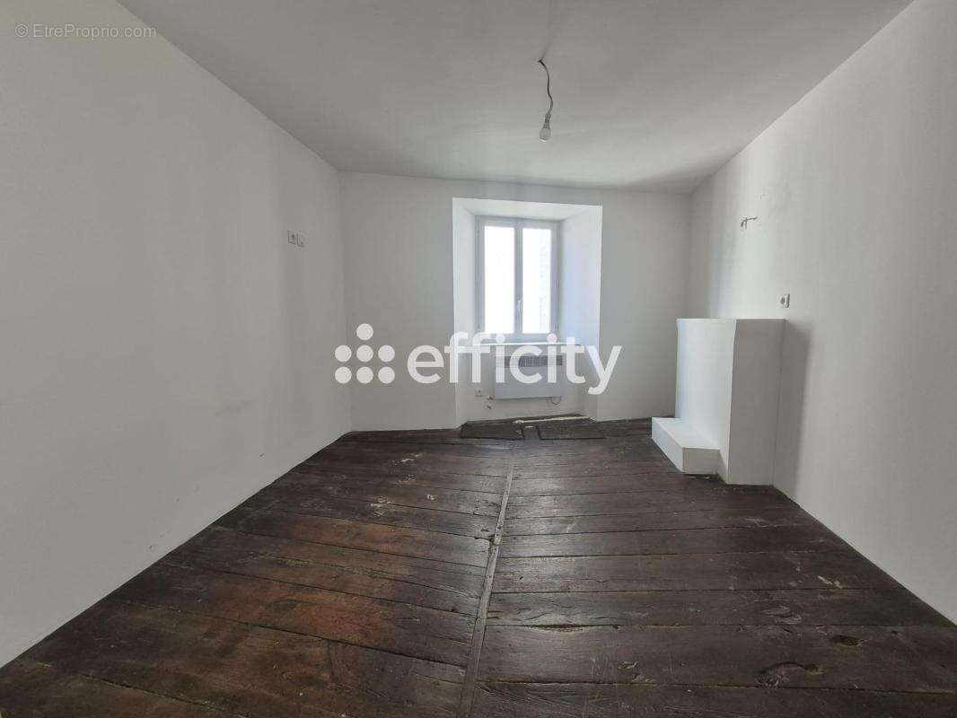 Maison à ORADOUR-SUR-VAYRES