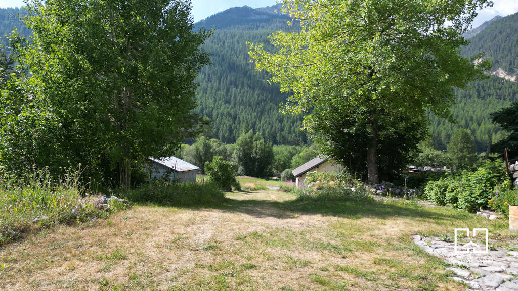 Névache - Authentique maison de village avec terrain et garage - photo 12
