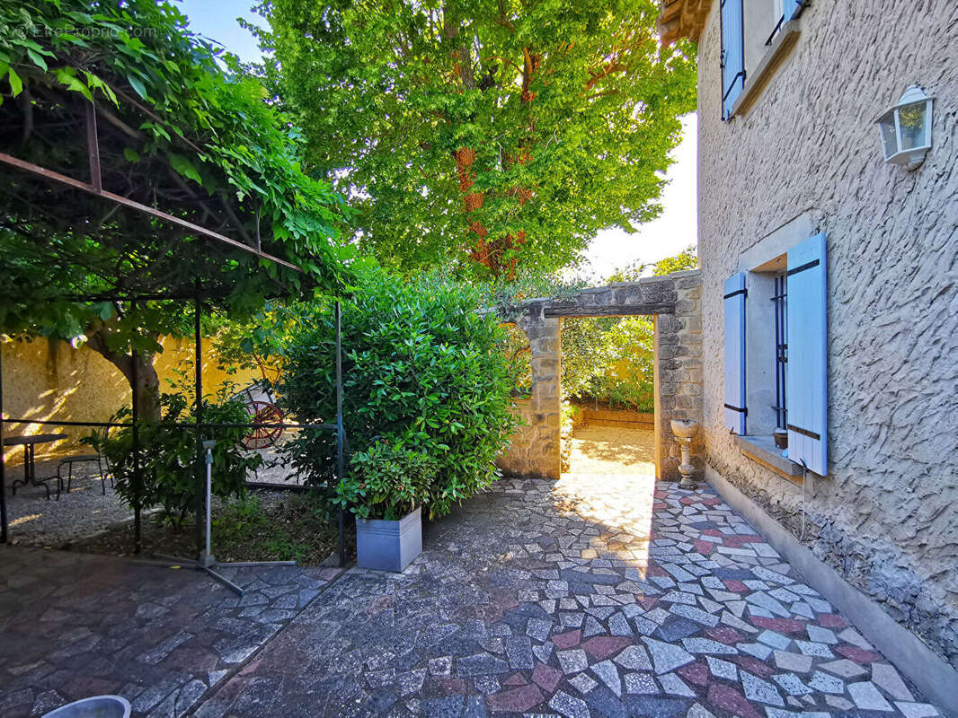 Maison 8 pièces de 214 m² sur 1556 m² de terrain avec studio, piscine et garage - photo 16