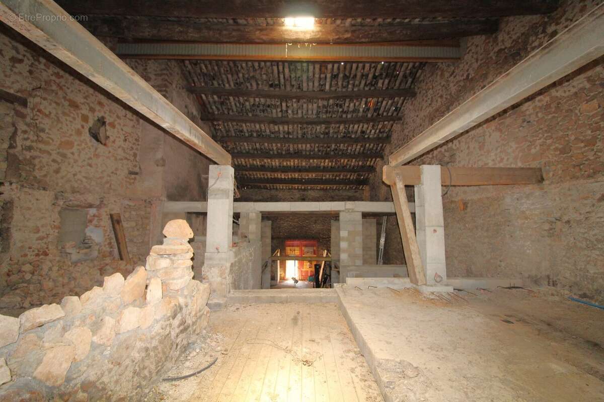 Remise offrant un potentiel exceptionnel de transformation à Gabian I jusqu'à 650 m² habitables possibles I jardin I 140 000  - photo 5