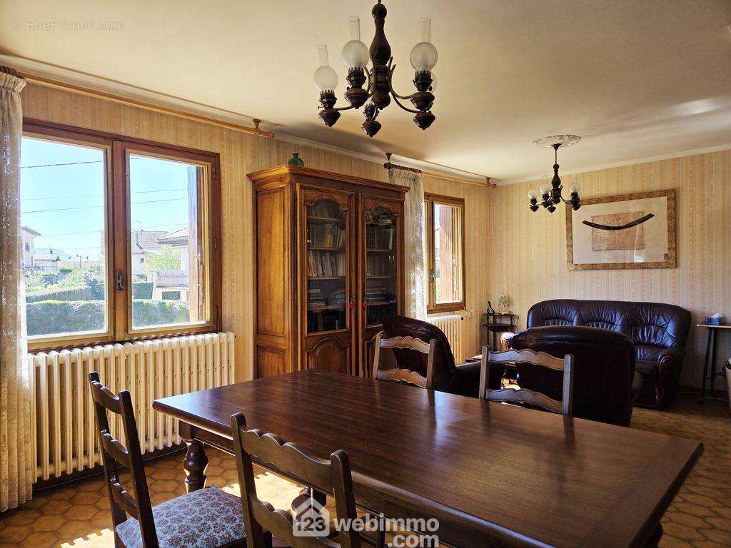 On pourrait ainsi obtenir une belle pièce de vie lumineuse de plus de 40m² environ en fonction de vos envies. - Maison à ALBERTVILLE