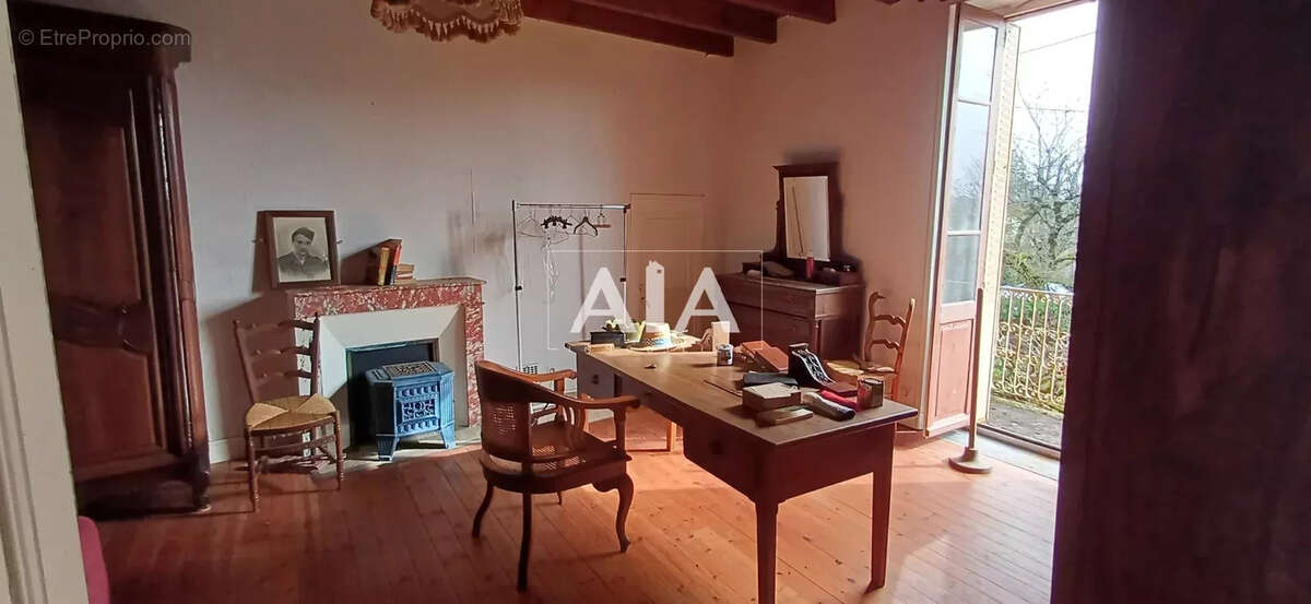 Maison à LES ADJOTS