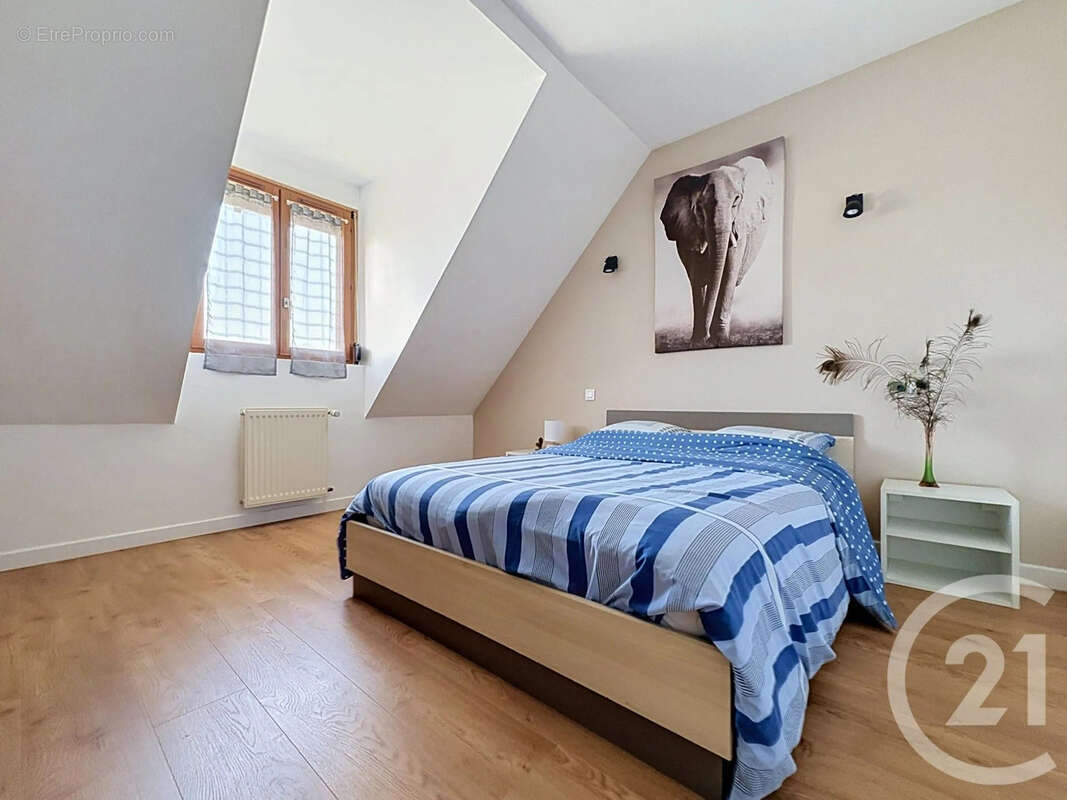 Maison 111 m² à La Riviere-De-Corps  - photo 6