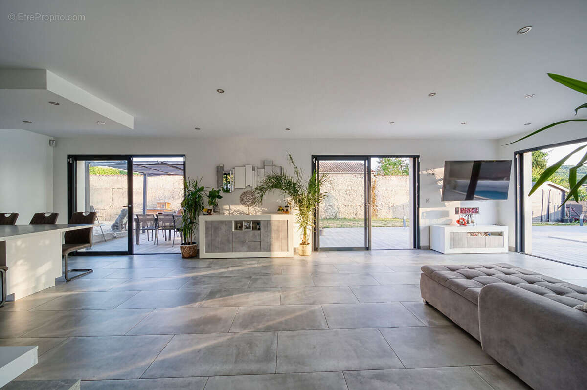 Espace et lumière : Découvrez cette maison récente de 150m² avec piscine. - photo 6