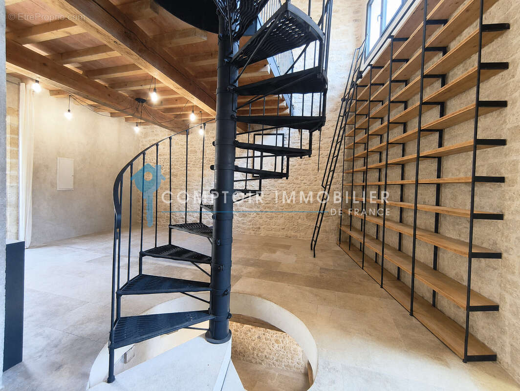 DPT(30)  Vallabrègues  Rare ! Maison de village d'architecte avec piscine intérieure et cour intime - photo 9