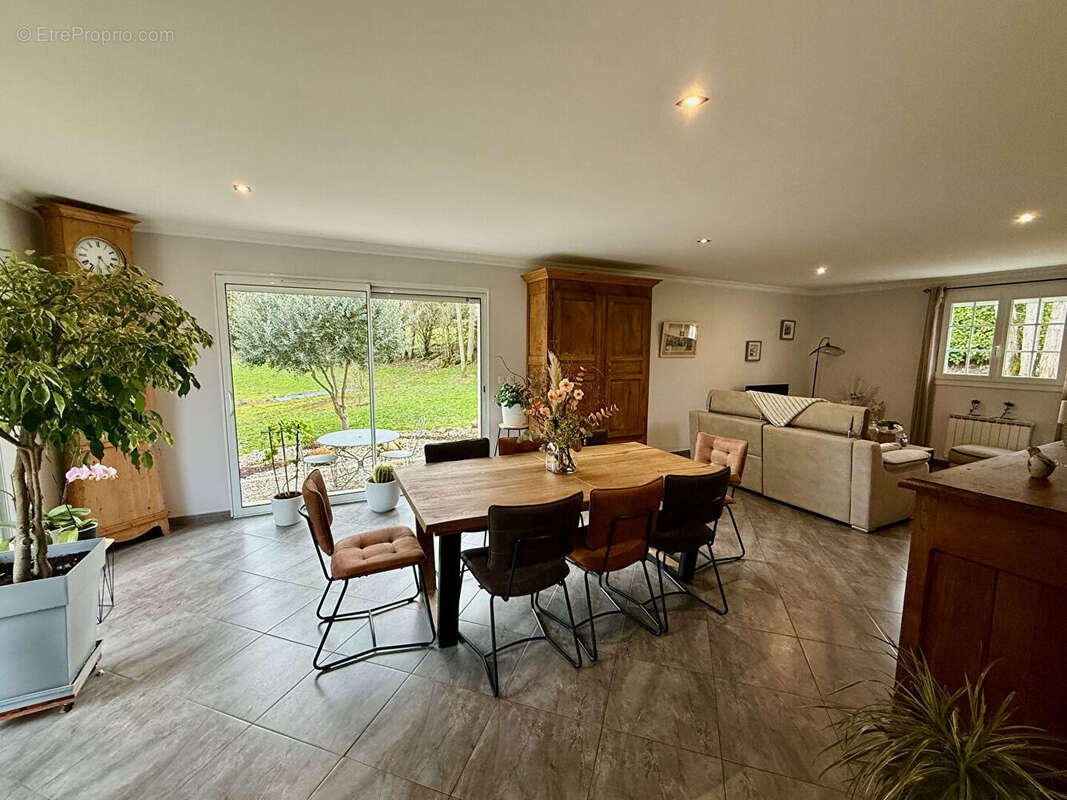 Maison à ALLEZ-ET-CAZENEUVE