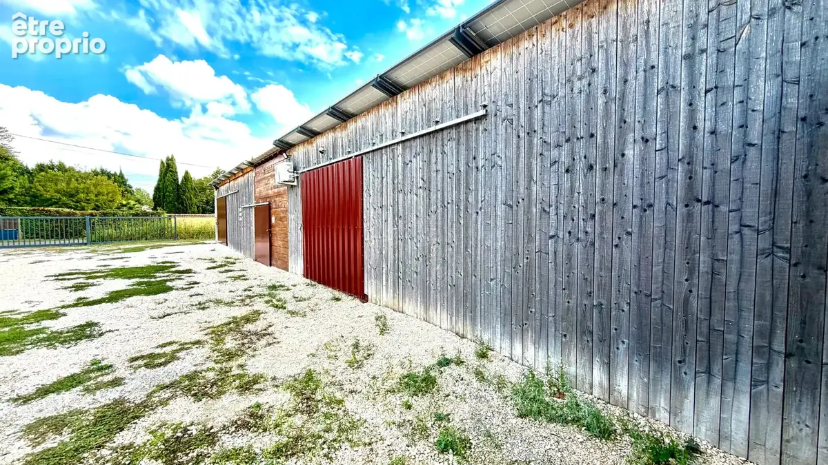 Hangar de 330 m²  avec dependances  de 120 m² sur 32 000 m² de terrain agricole. - photo 3
