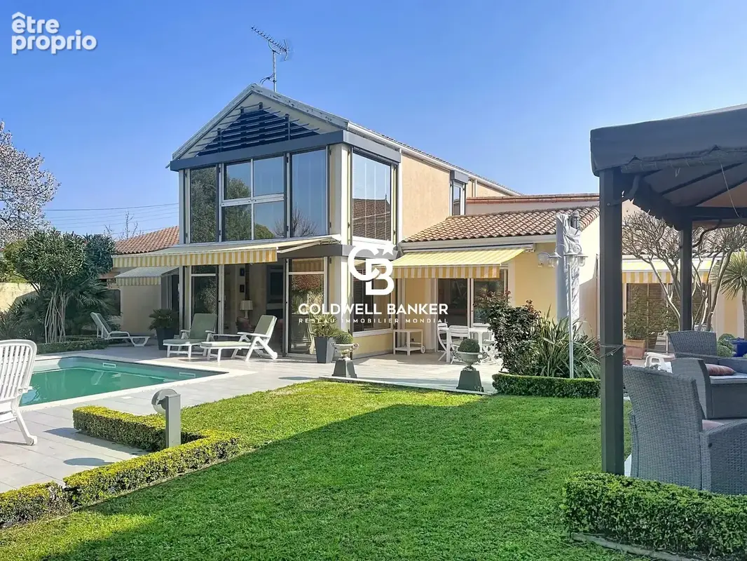 Une Oasis Confidentielle avec Piscine et Garage au Cœur de La Rochelle - photo 1