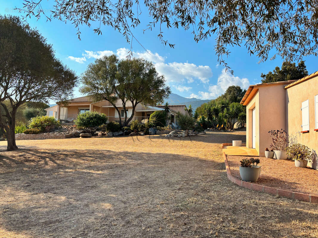 Maison individuelle 3 chambres - dépendance et double garage-  à Poghjala, commune de Figari - photo 46