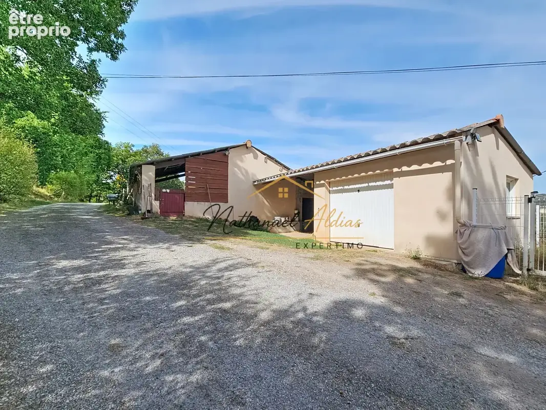 Maison avec logement indépendant, piscine, garage, écurie et terrain - photo 2