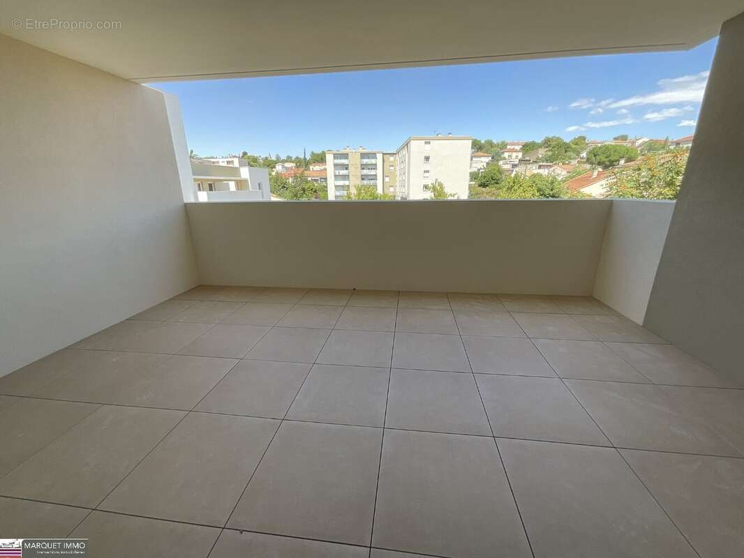 APT T4 offrant 90 m² avec double terrasse 18 m² et 6 m² et parking au 3° étage avec ascenseur... - photo 2
