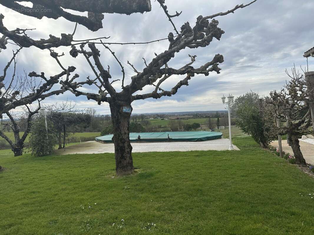 Maison à BOURGOUGNAGUE