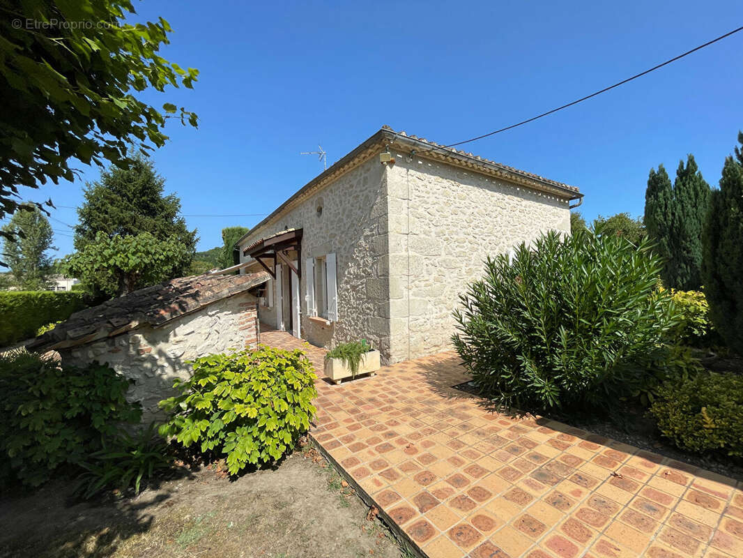 Maison en pierre 1833 de plain-pied avec dépendances - photo 18