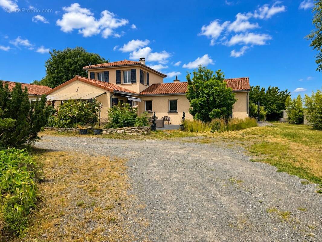 Maison à SAINT-CLEMENT-DE-REGNAT