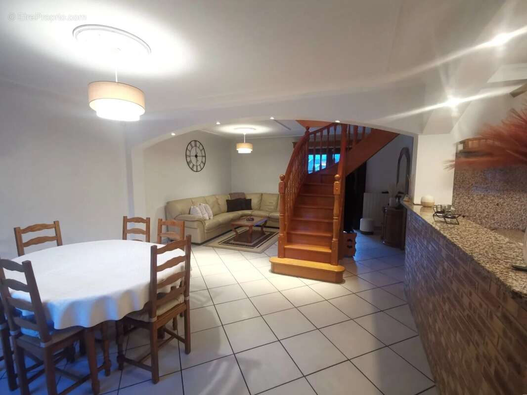 94400 vitry maison 7 pieces 170 m² sur un terrain de 422 m² et un jardin de 300 m² - photo 2