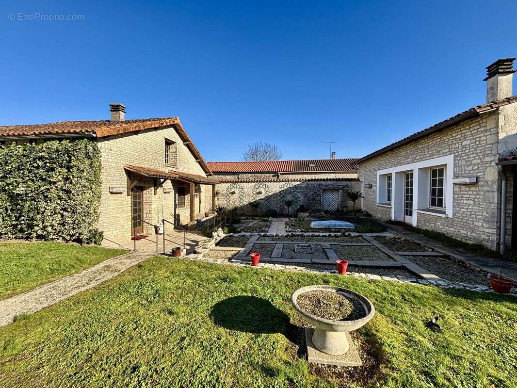 Grande maison de village de caractère avec deux autres propriétés, des dépendances et un jardin clos. - photo 11