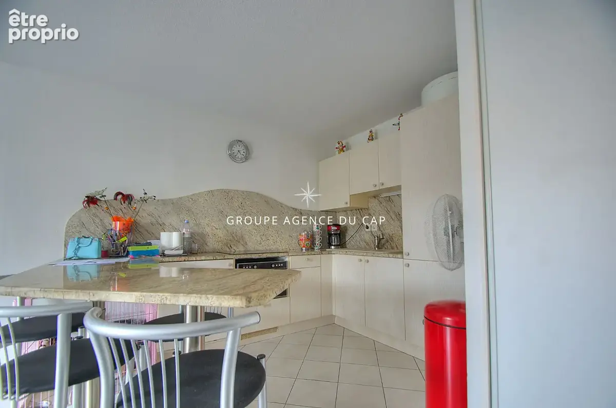 Appartement 2 pieces  climatisé en dernier etage d'une residence recente avec terrasse garage et piscine a saint raphael - photo 3