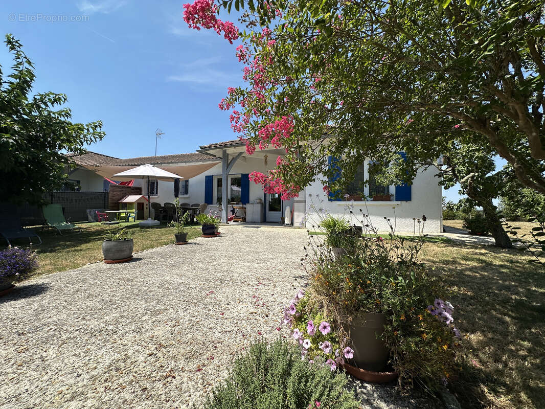 Ensemble immobilier rénové comprenant une maison principale et un gîte avec piscine - photo 24