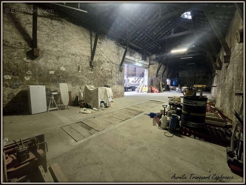 Local/ Atelier + bureau À VENDRE – de 508 m² avec grand terrain clos de 3 737 m² – Emplacement stratégique SAINT JEAN D'ANGELY ( - photo 4