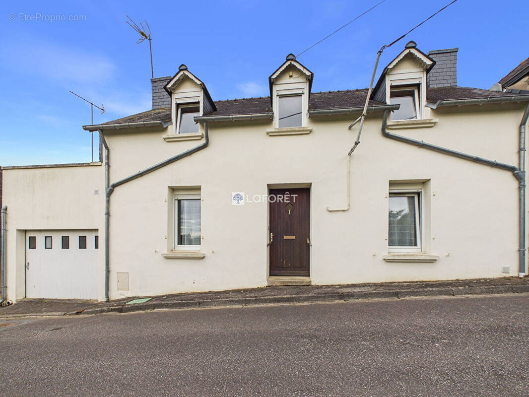 Maison à CHATEAUNEUF-DU-FAOU