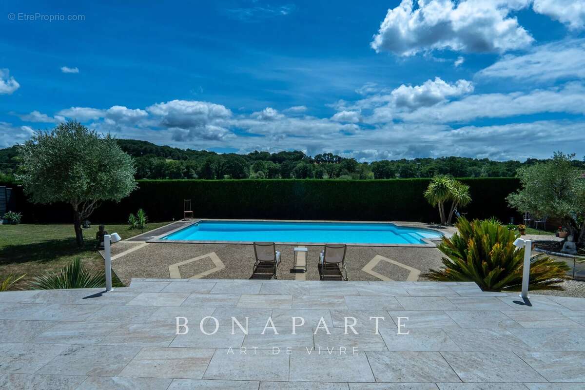 MONTARDON - Maison familiale rénovée avec piscine et vue dégagée - photo 2