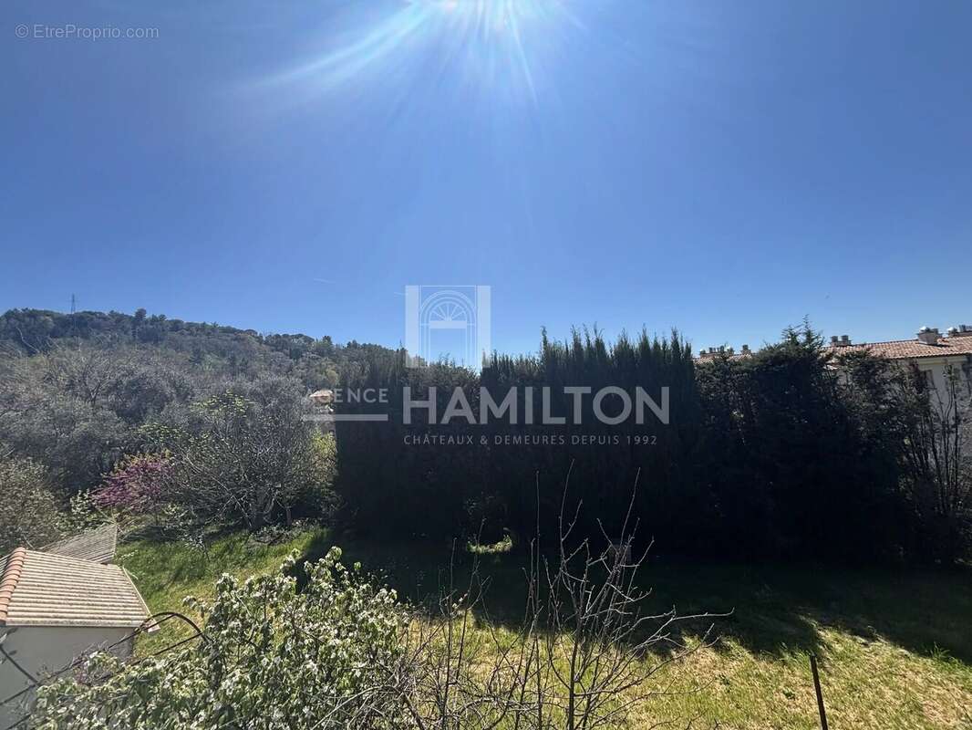 Maison à CHATEAUNEUF-GRASSE