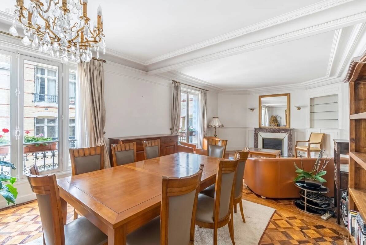 Appartement à PARIS-16E