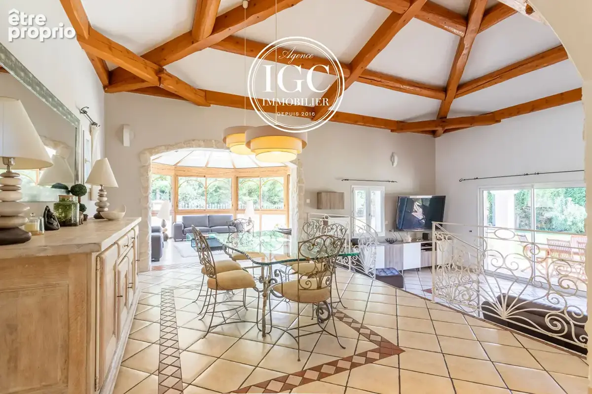La Fare-les-Oliviers  Villa de 185 m² sur 1550 m² de terrain avec piscine - photo 8