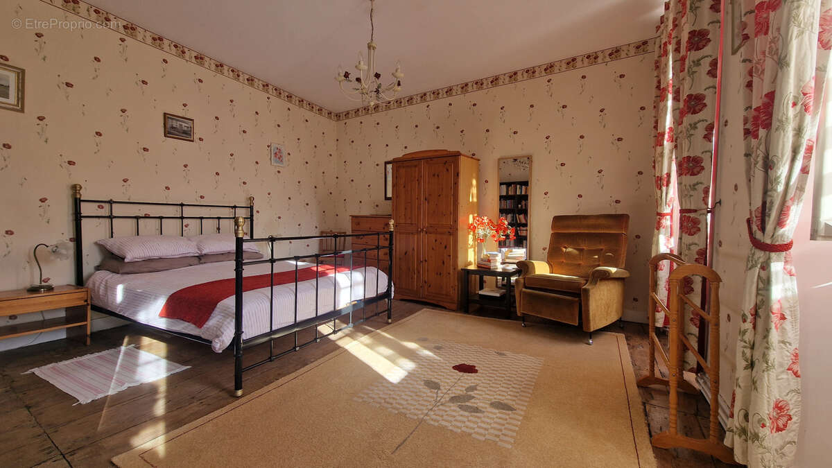 Maison à VILLEBOIS-LAVALETTE