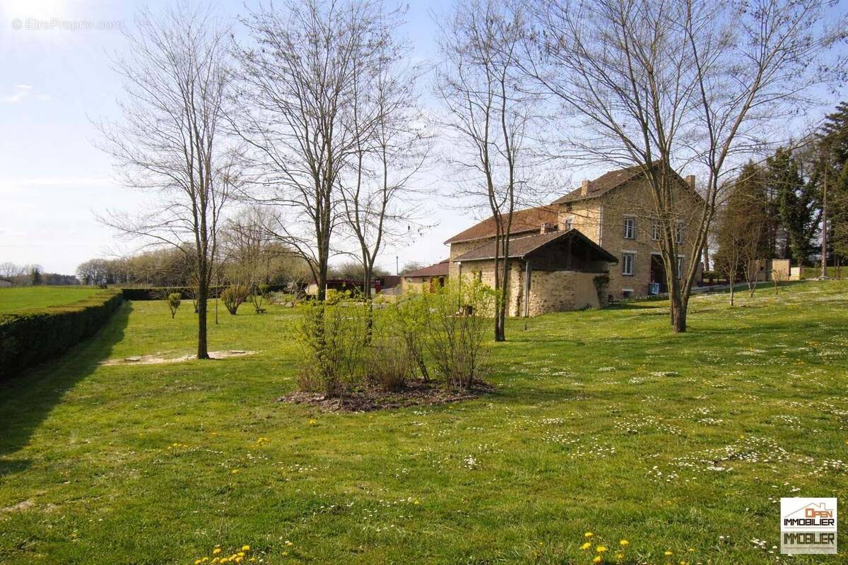 Maison à SAINT-LEONARD-DE-NOBLAT