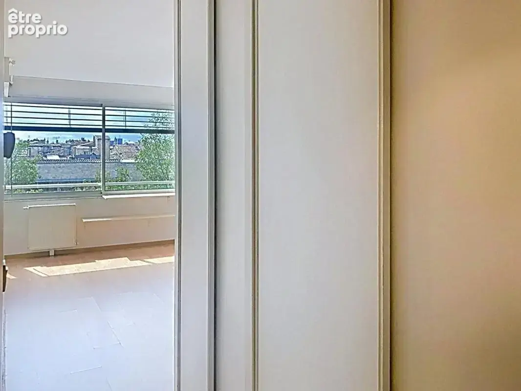 Appartement T3 lumineux avec deux loggias et parking aux Chartrons - photo 9