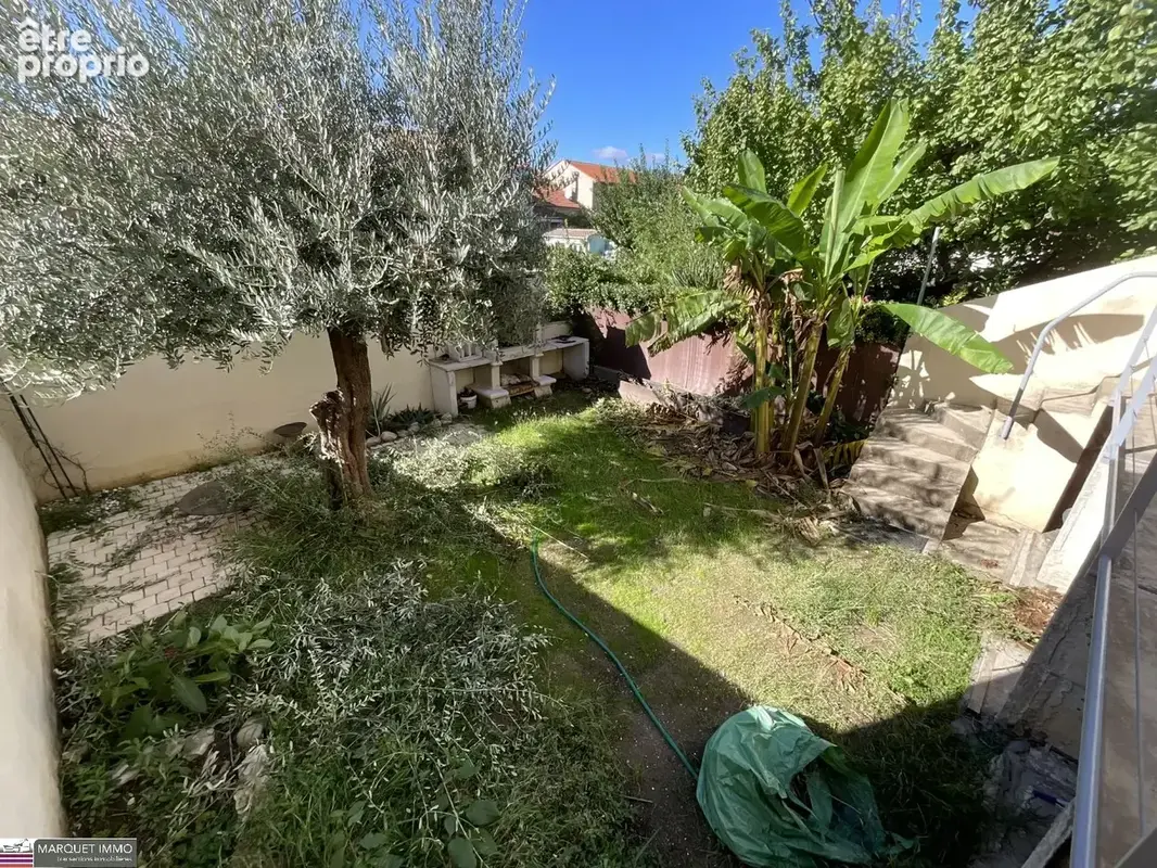 Villa T5 de 110 m²  vous invite à poser vos valises dans un cadre alliant charme et fonctionnalité sur 145 m² de terrain clos et - photo 2