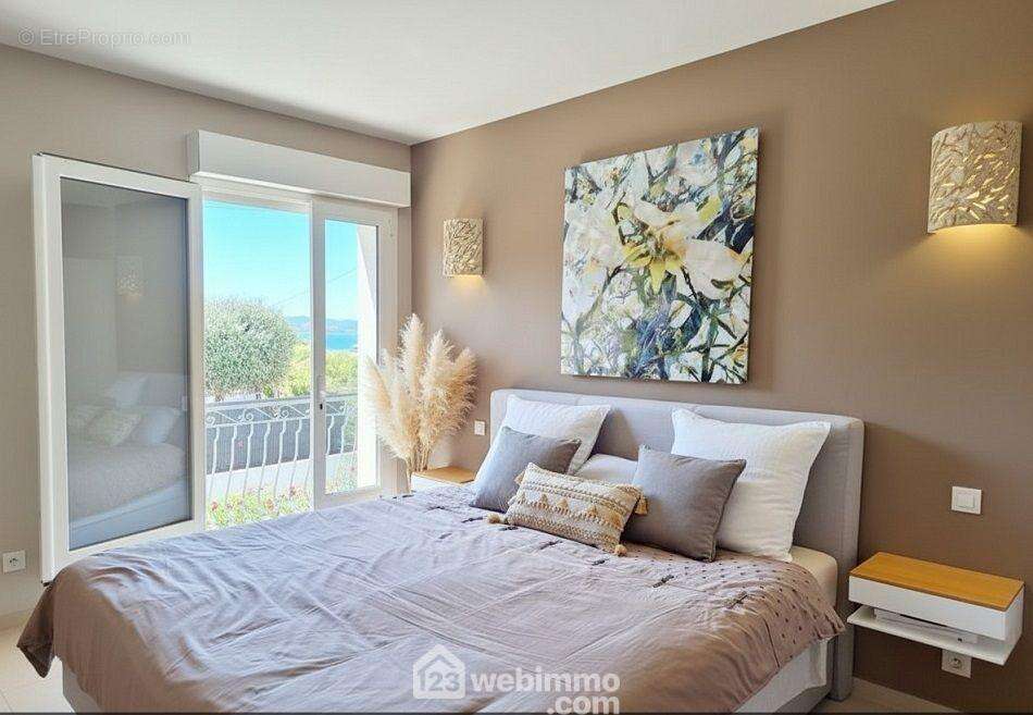 Spacieuse chambre avec dressing, offrant un espace nuit agréable et bien organisé. - Maison à SAINTE-MAXIME