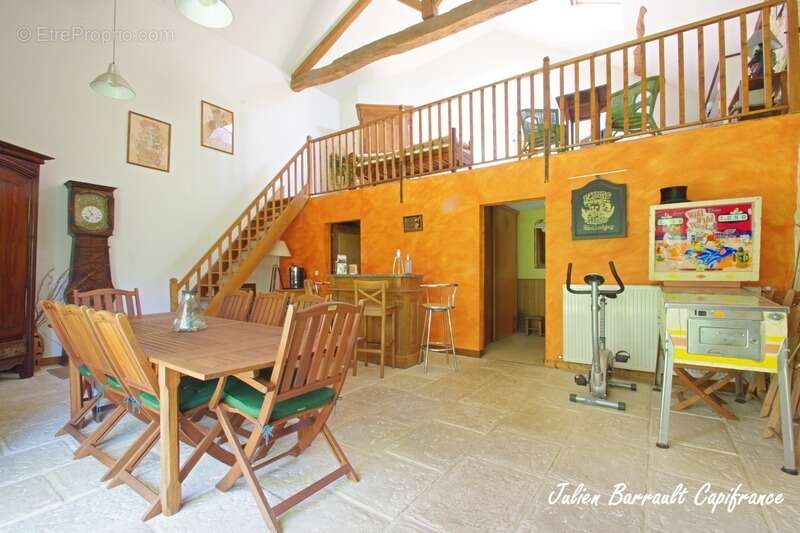 Maison en pierre de 186,64 m² avec 3 chambres rénovée en 1999 sur un terrain de 413 m² - photo 2