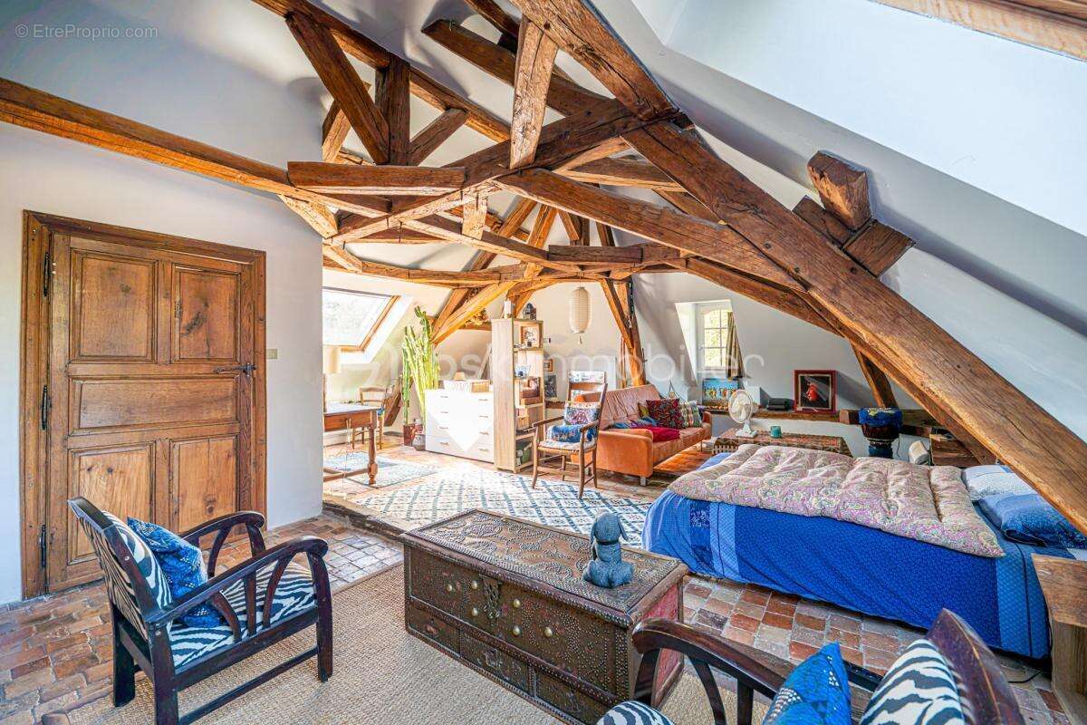 Ancien prieuré du XI siècle –maison familiale et fort potentiel d’activité - photo 11