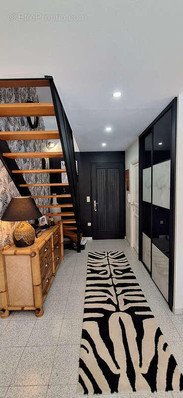 Maison 163m2 environ, 6 chambres,terrain de 1027 m2 arbore, avec sa piscine sans vis a vis. coup de coeur - photo 9