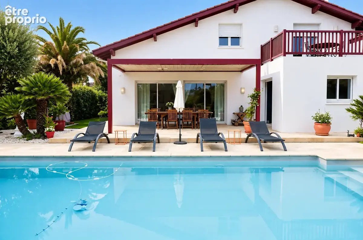 ARRIE?RE PISCINE