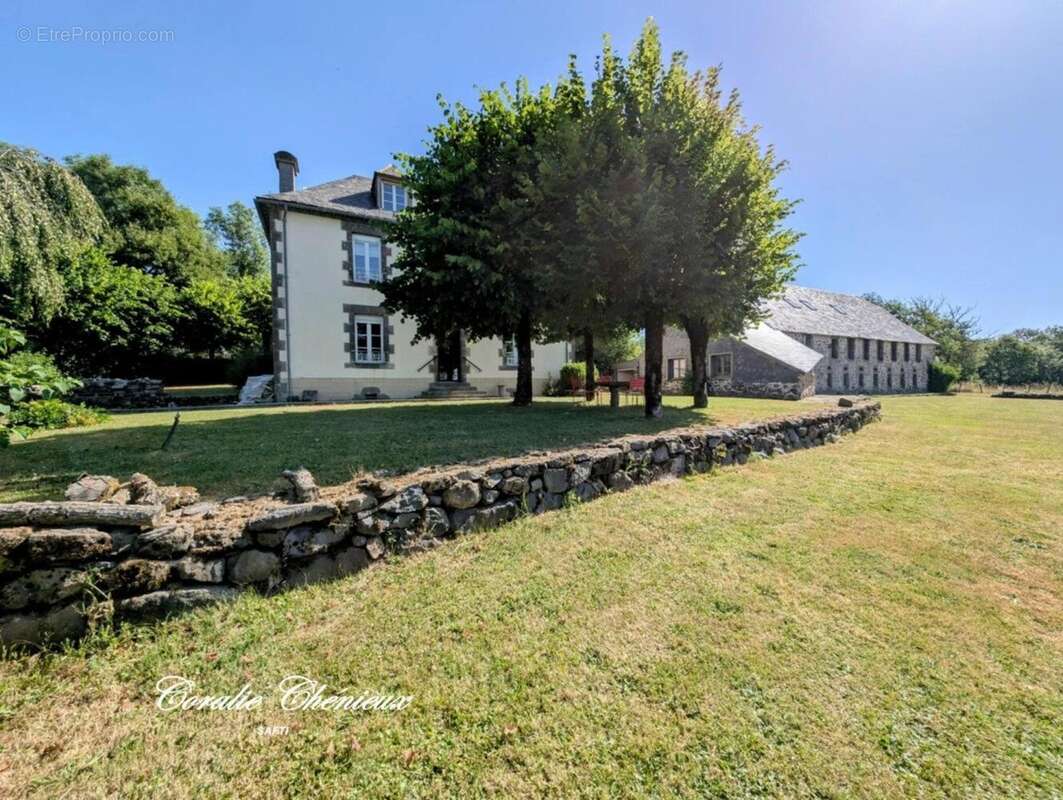 Photo 2 - Maison à ANGLARDS-DE-SALERS