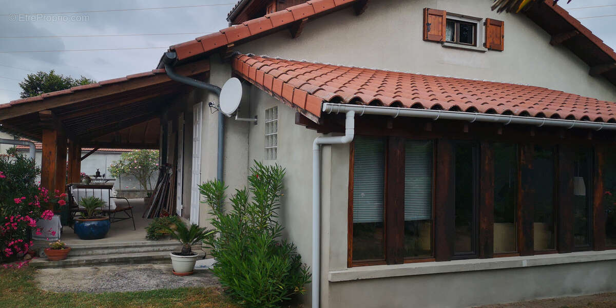 Villa de 111 m2 sur 925 m2de terrain plat proximité du centre de Feurs. - photo 2