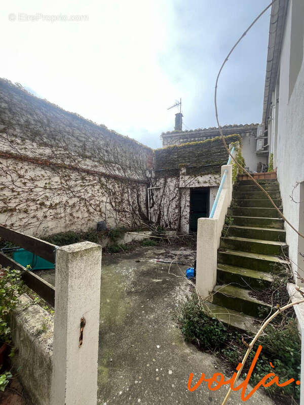 REF PETIT TRAIN5 - Appartement 4 pièces avec terrasse, cours et sous sol. - photo 13