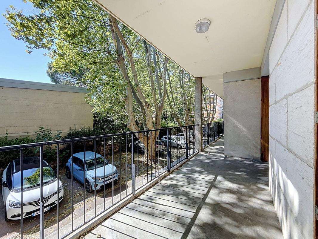 Avignon extra-muros proche rempart - t5 - terrasse - garage - photo 2