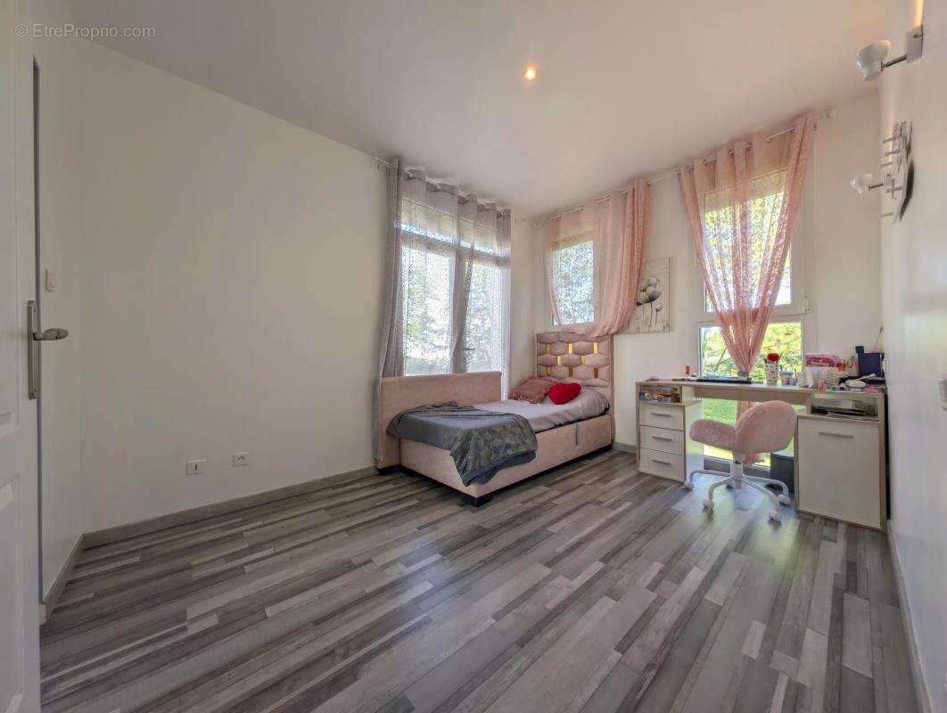 Maison à SAINT-CYR-DE-FAVIERES