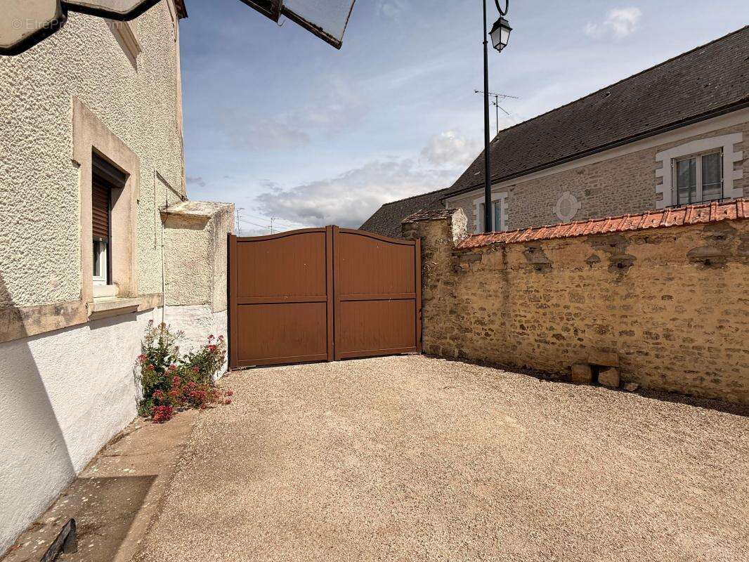 Maison à AUTRUY-SUR-JUINE