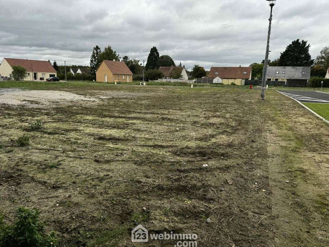 Sa situation privilégiée allie tranquillité et proximité des commodités essentielles - Terrain à VERSIGNY